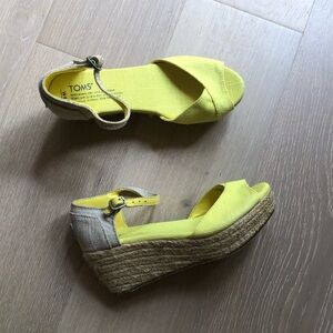 Toms Yellow Tan Espadrille Platform Peep Toe Wedge Sandals Casual Women’s Size 6
